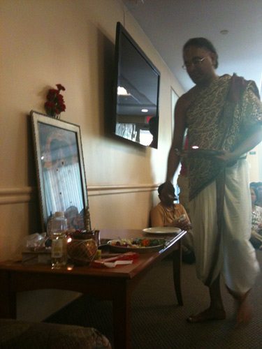 A priest from the Sri Venkateswara temple in Pittsburgh does a puja to officially begin the youth camp.