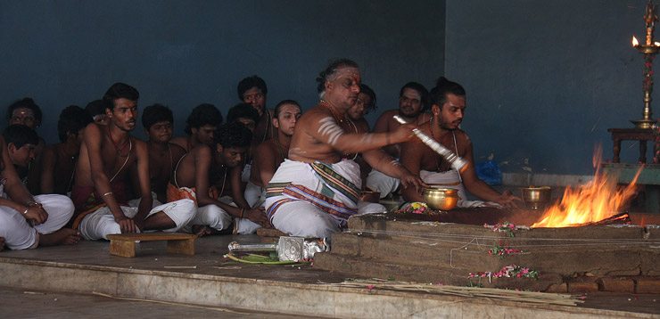 Fire ceremony at Pillayarpatti