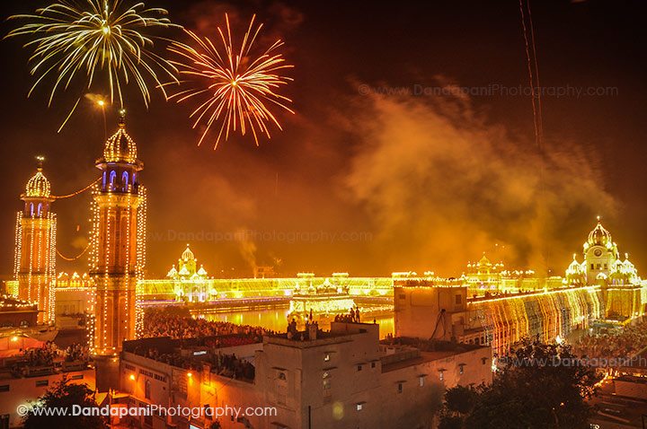 Fireworks go off as the grand celebrations begin at the Golden Temple.