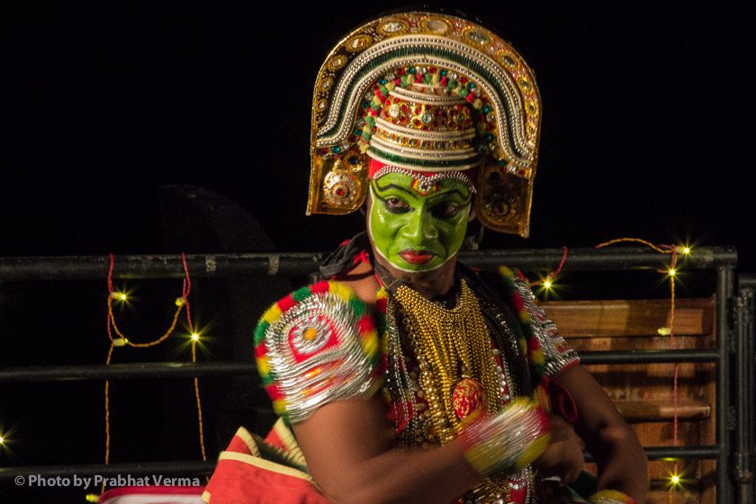 Kannan gives a spectacular performance on our dinner boat ride under the stars on Lake Vembanad. 