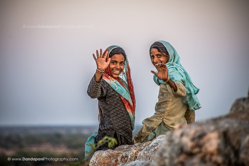 rajasthan-india-girls-waving-smiling
